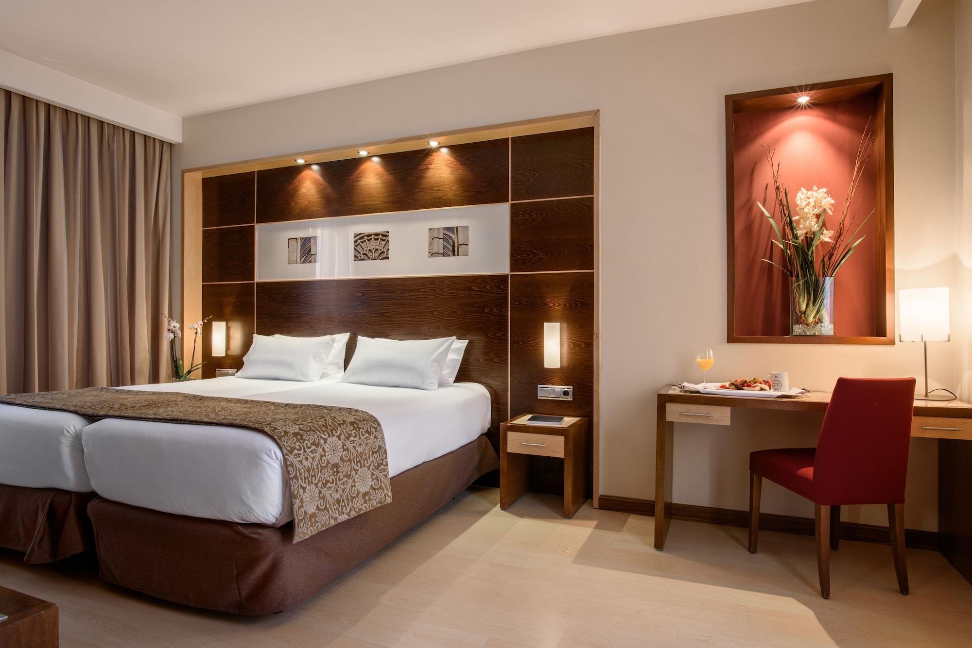 Exe Leon Hotel Bagian luar foto