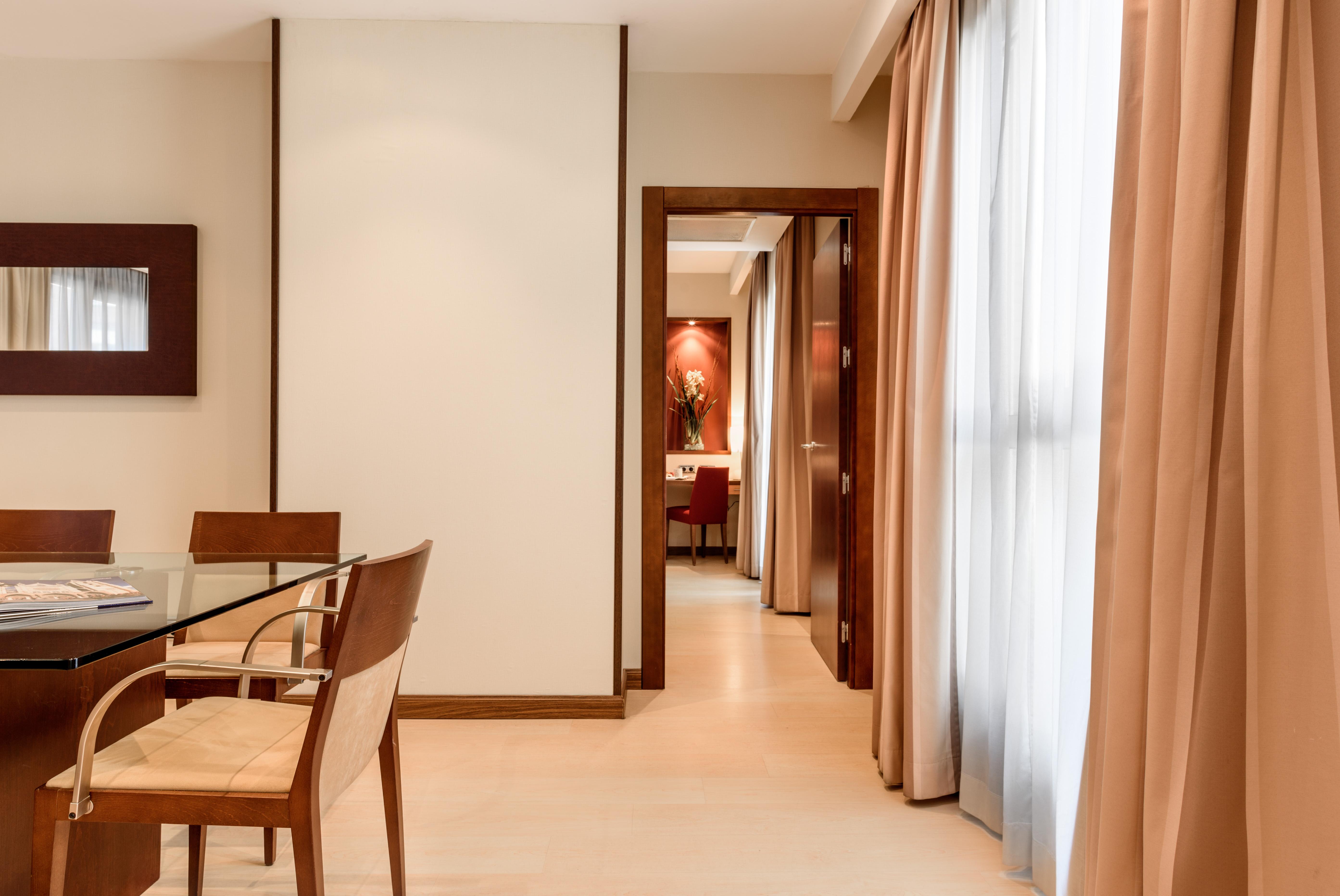 Exe Leon Hotel Bagian luar foto
