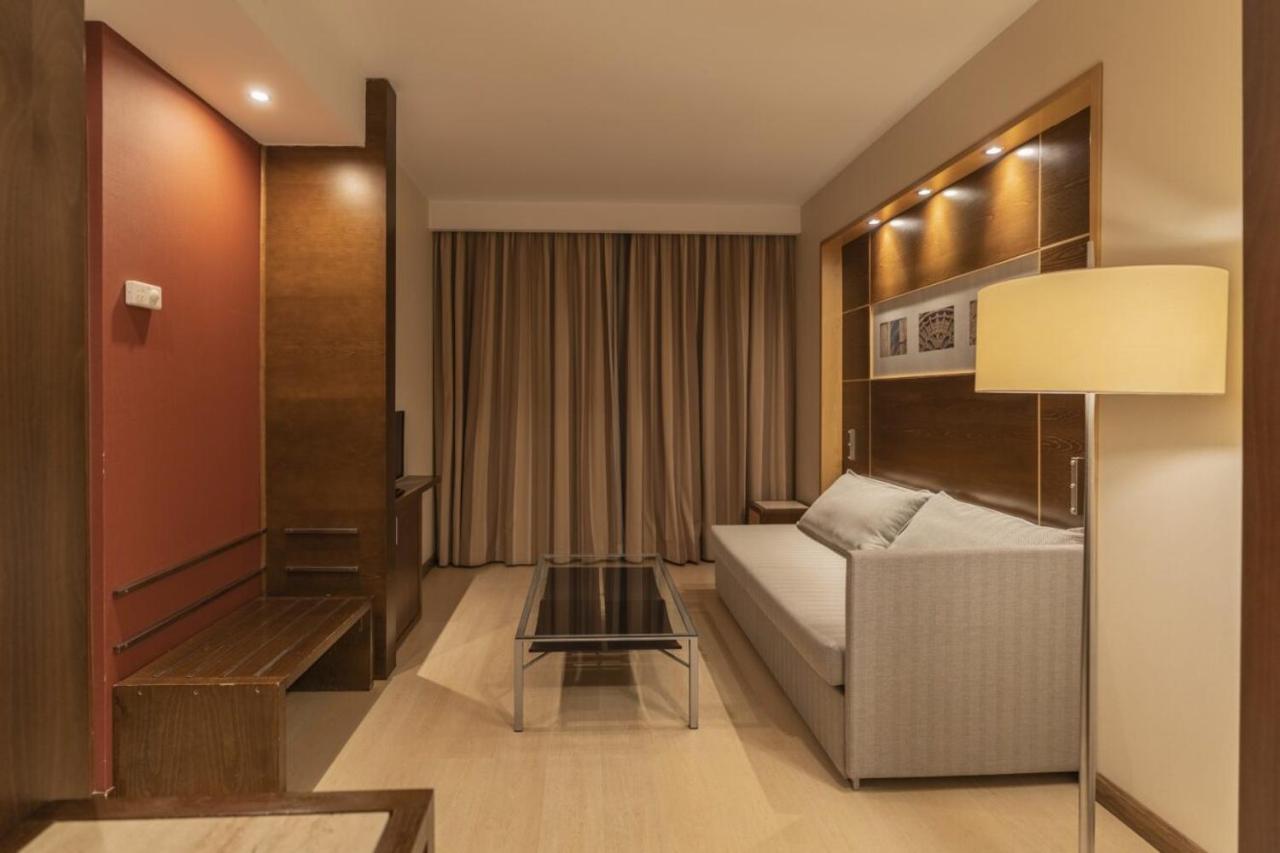 Exe Leon Hotel Bagian luar foto